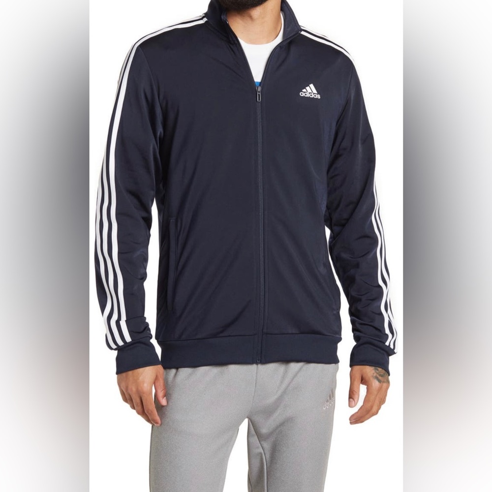 New adidas
Essentials Warm-Up 3-
Stripes Track Jacket